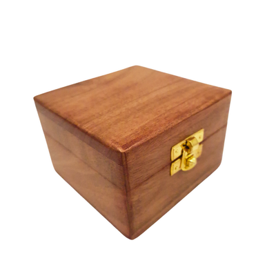 Caja de madera para regalo 6 x 6 x 4 cm con posibilidad de grabado, marrón, con forro de tela y cierre de latón