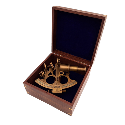 Gran sextante de latón en una elegante caja de madera con posibilidad de personalización mediante grabado