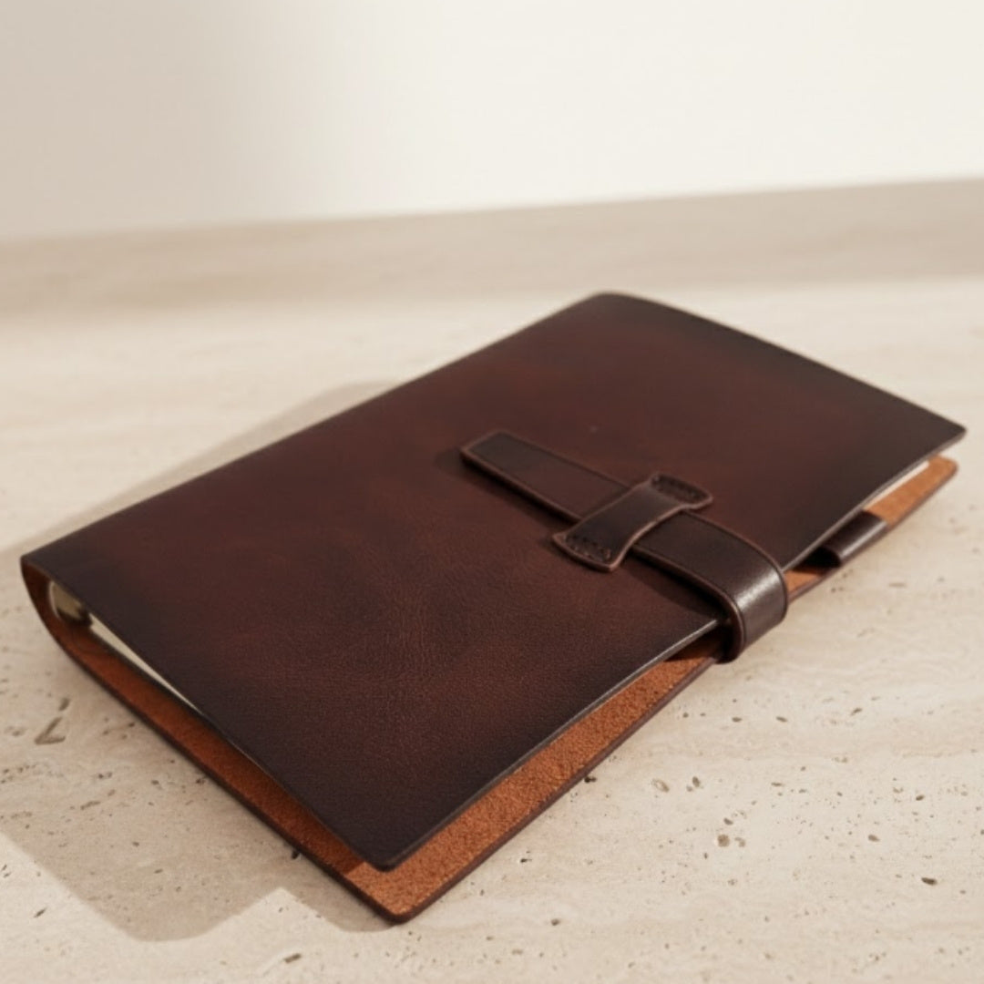 Elegante cuaderno de cuero A6 retro vintage con cierre y personalización – ideal para regalo – marrón oscuro de cuero bovino de alta calidad – 80 páginas de papel blanco