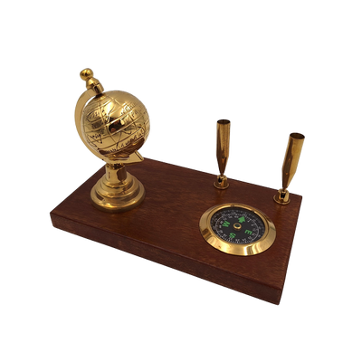 Elegante conjunto decorativo para escritorio con globo terráqueo, brújula y soportes para bolígrafos en tonos marrón y latón con posibilidad de personalización mediante grabado