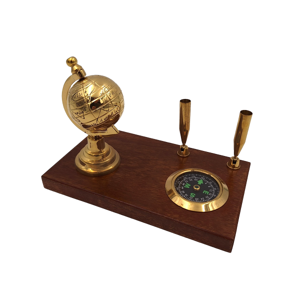 Elegante conjunto decorativo para escritorio con globo terráqueo, brújula y soportes para bolígrafos en tonos marrón y latón con posibilidad de personalización mediante grabado
