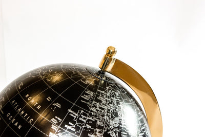Globo decorativo Black & Gold con posibilidad de grabado personalizado – accesorio elegante para regalo, altura 20 cm, base de latón, mapa negro con inscripciones plateadas