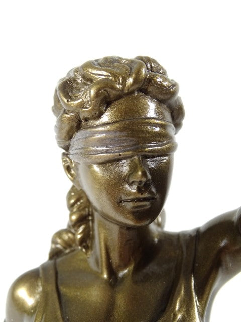 Figura de Temis de 35 cm con posibilidad de personalización con grabado - regalo elegante para abogado, juez o asesor legal, hecha de polyresina en color dorado con acabado antiguo