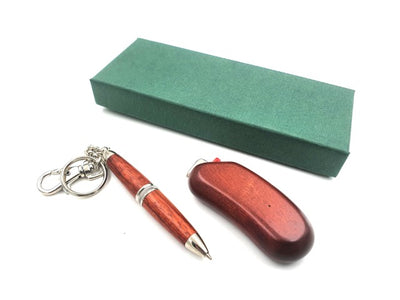 Elegante set de regalo con encendedor y bolígrafo en caja de madera, personalización con grabado, color caoba, ideal para ocasiones especiales