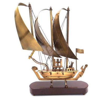 Barco de latón sobre base de madera 38 cm con posibilidad de grabado