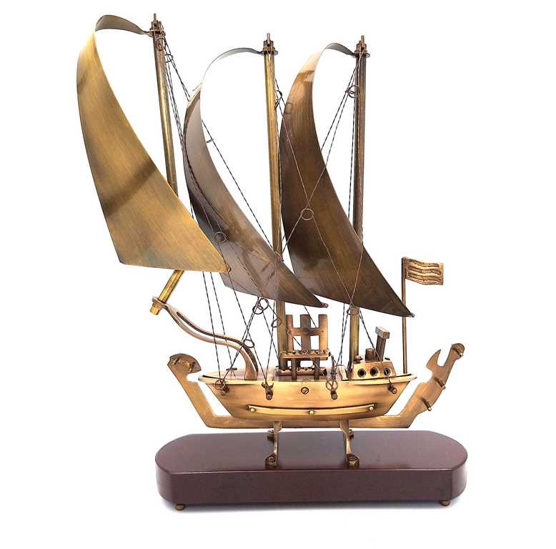 Barco de latón sobre base de madera 38 cm con posibilidad de grabado
