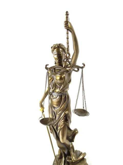 Figura de Temis de 35 cm con posibilidad de personalización con grabado - regalo elegante para abogado, juez o asesor legal, hecha de polyresina en color dorado con acabado antiguo