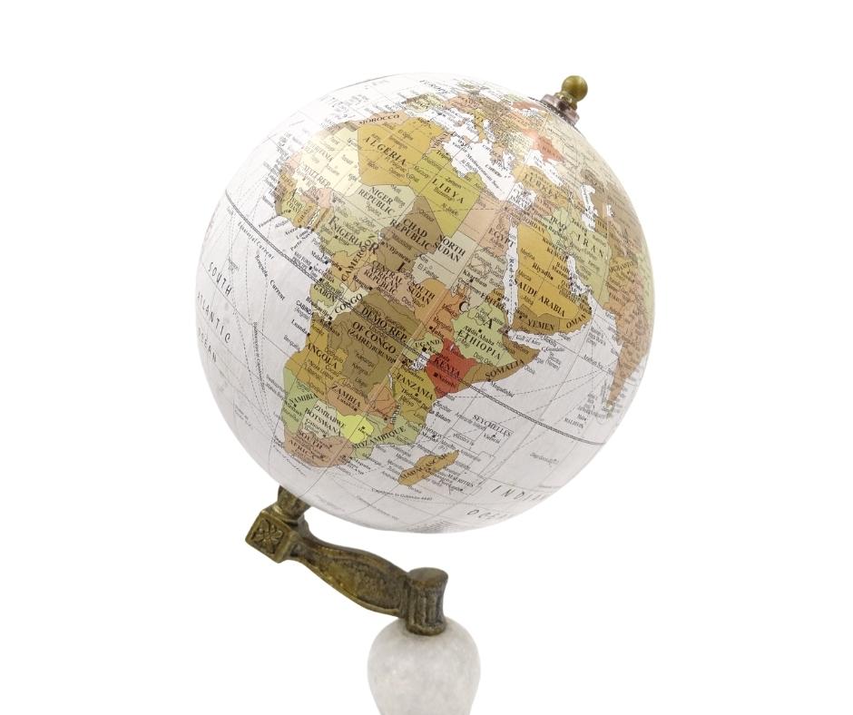 Globo Decorativo Voyager sobre Base de Mármol y Madera con Opción de Personalización con Grabado – Regalo Elegante para Amantes de los Viajes, Altura 32 cm, Diámetro 15,5 cm, Mapa Blanco con Continentes de Colores