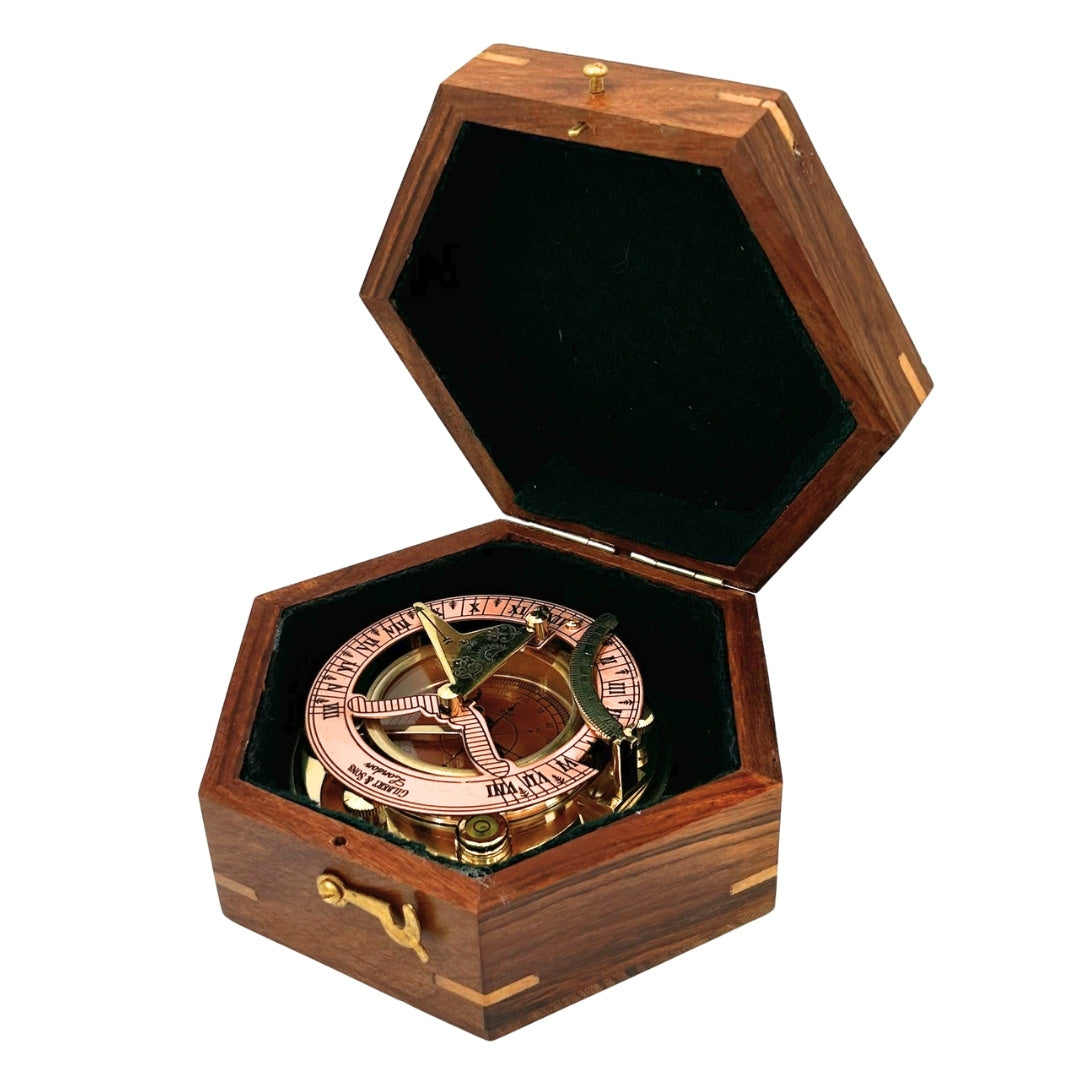 Brújula de latón con reloj de sol en elegante caja de madera - regalo ideal con opción de personalización con grabado - estilo retro, fabricación clásica, alta calidad