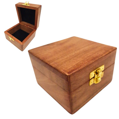 Caja de madera para regalo 6 x 6 x 4 cm con posibilidad de grabado, marrón, con forro de tela y cierre de latón