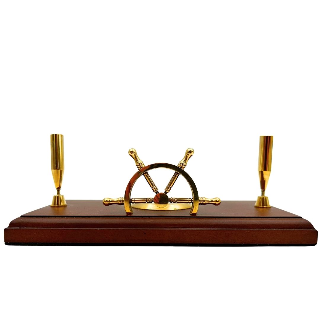 Conjunto marinero de escritorio con grabado – Timón, brújula, soportes para bolígrafos de madera pulida y latón  