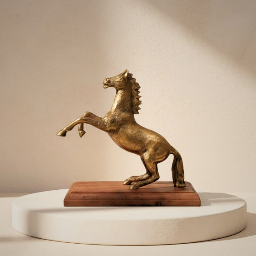 Figura de caballo de aluminio sobre base de madera con posibilidad de personalización con grabado - regalo elegante en color dorado y marrón, altura 27,5 cm