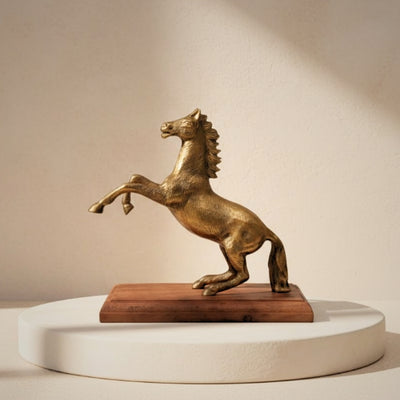 Figura de caballo de aluminio sobre base de madera con posibilidad de personalización con grabado - regalo elegante en color dorado y marrón, altura 27,5 cm