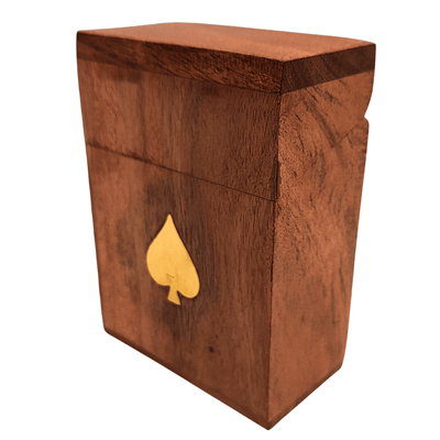 Elegante baraja de cartas en caja de madera con grabado  