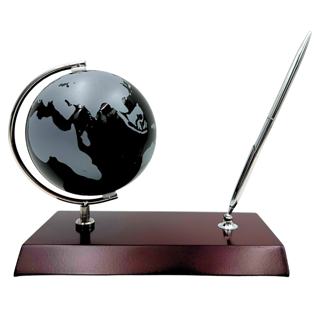 Elegante Set Decorativo para Escritorio con Grabado Personalizado - Globo Soporte para Bolígrafo en Metal Cromado y Madera Oscura