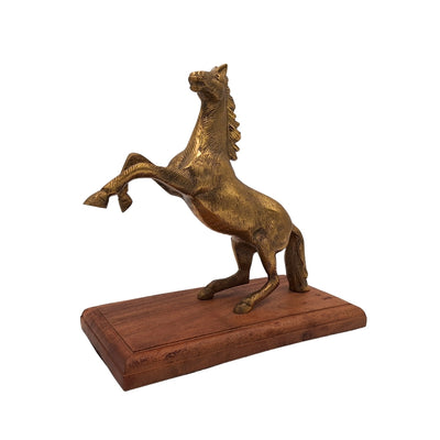 Figura de caballo de aluminio sobre base de madera con posibilidad de personalización con grabado - regalo elegante en color dorado y marrón, altura 27,5 cm