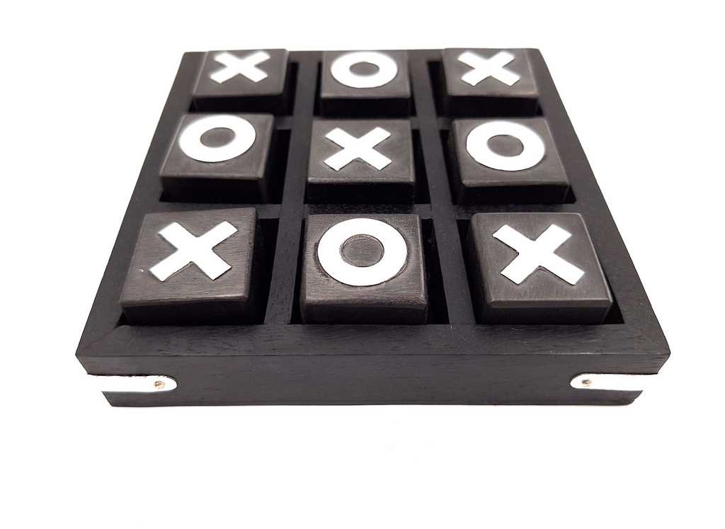 Juego de Tres en Raya de madera 13 x 13 cm con posibilidad de personalización con grabado