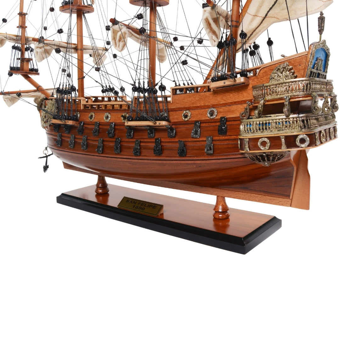 Modelo exclusivo de barco de vela San Felipe SF45R con velas desplegadas, hecho a mano en madera exótica, posibilidad de personalización con grabado, ideal para regalo, dimensiones 48,3 cm x 17,8 cm x 45,7 cm