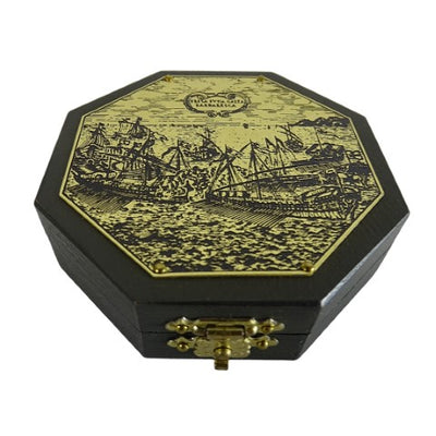 Reloj de sol octagonal y brújula H06 con posibilidad de personalización mediante grabado – regalo elegante para amantes de la navegación, hecho de madera y latón, con rica ornamentación, dimensiones 7,3 x 2 cm