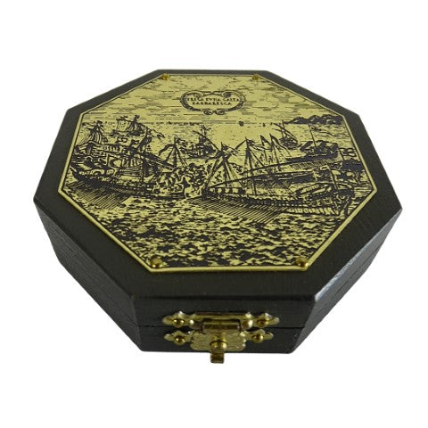 Reloj de sol octagonal y brújula H06 con posibilidad de personalización mediante grabado – regalo elegante para amantes de la navegación, hecho de madera y latón, con rica ornamentación, dimensiones 7,3 x 2 cm