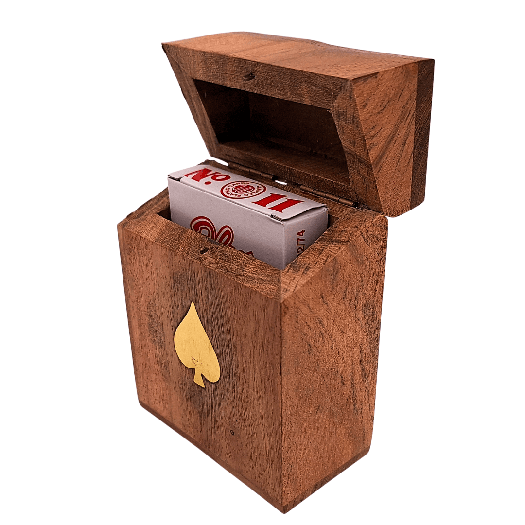 Elegante baraja de cartas en caja de madera con grabado  