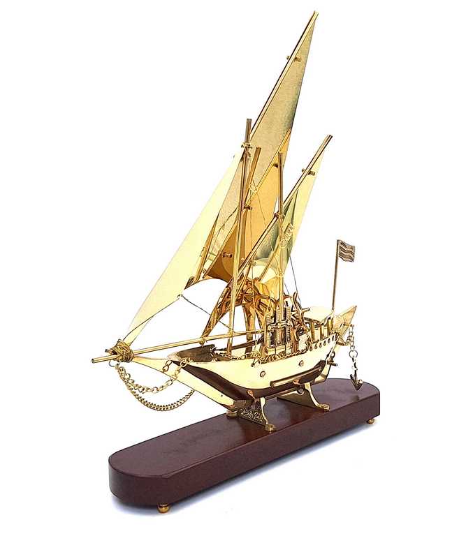 Modelo de barco de latón sobre base de madera de 43 cm con posibilidad de personalización con grabado