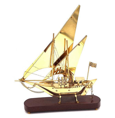 Modelo de barco de latón sobre base de madera de 43 cm con posibilidad de personalización con grabado