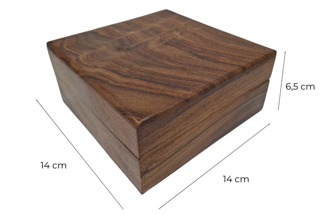 Elegante caja de madera con revestimiento azul marino de 14x14x6,5 cm, personalizable con grabado