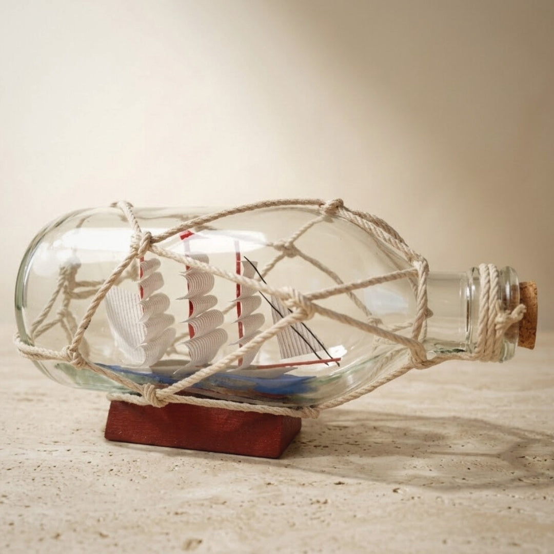 Barco en Botella sobre base de madera con posibilidad de personalización con grabado