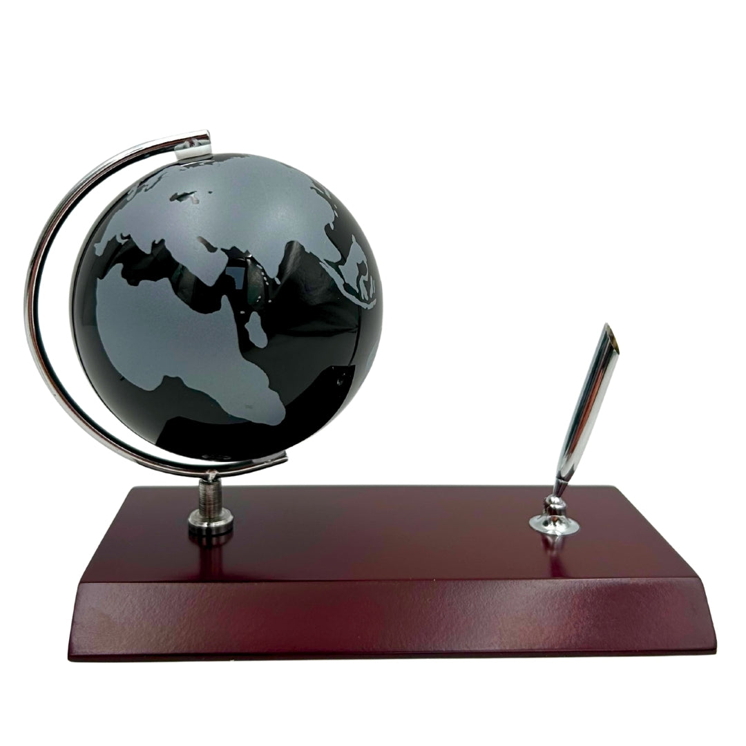 Elegante Set Decorativo para Escritorio con Grabado Personalizado - Globo Soporte para Bolígrafo en Metal Cromado y Madera Oscura