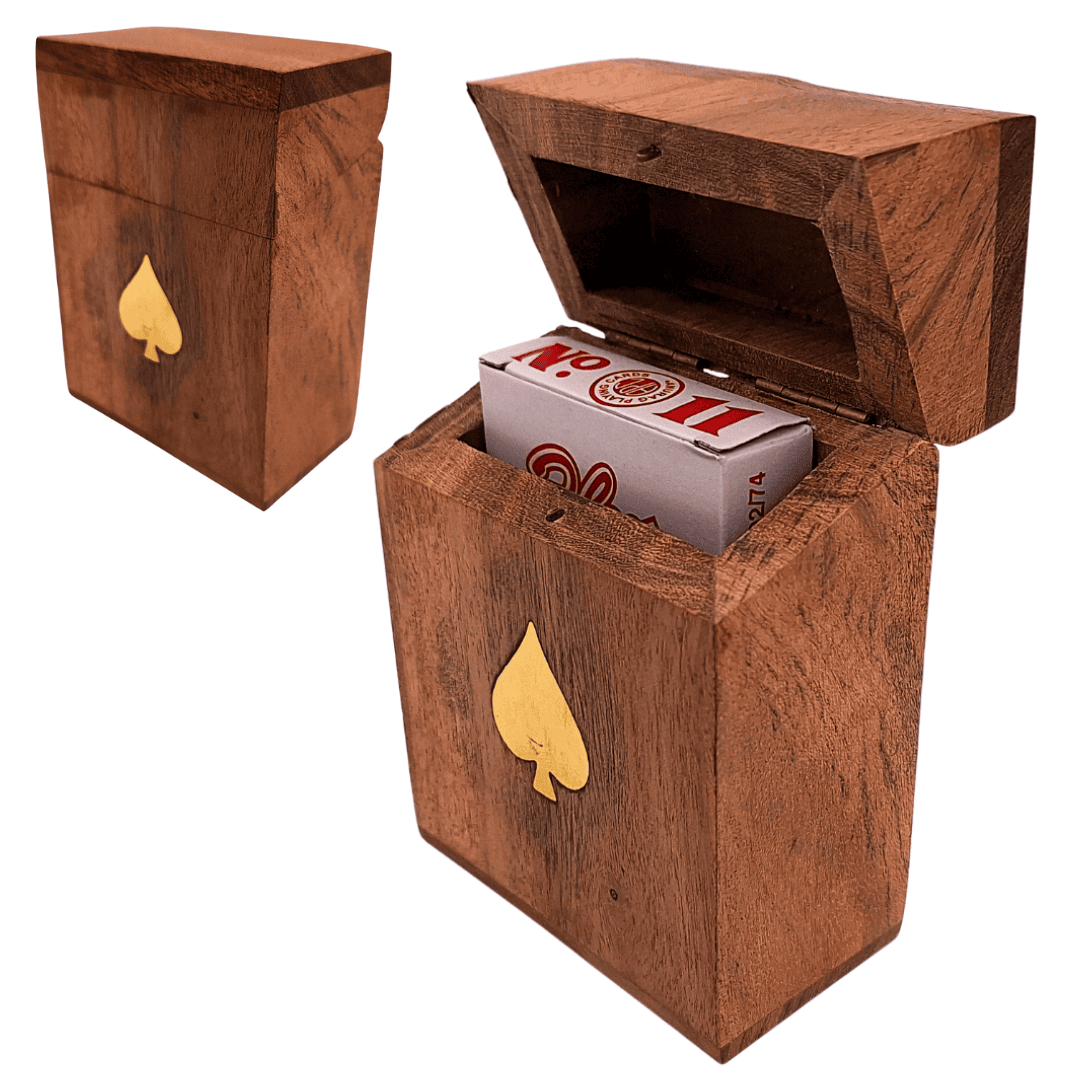 Elegante baraja de cartas en caja de madera con grabado  