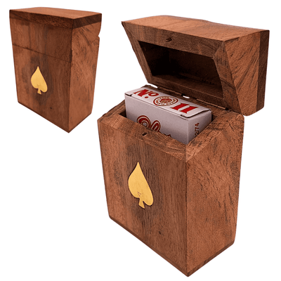 Elegante baraja de cartas en caja de madera con grabado  