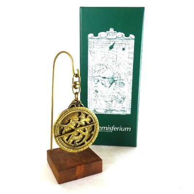 Miniatura de astrolabio H81 sobre base de madera con posibilidad de personalización mediante grabado - elegante elemento decorativo para regalo a amantes de la astronomía, altura 13 cm, diámetro 4,5 cm, ejecución excepcional con atención al detalle