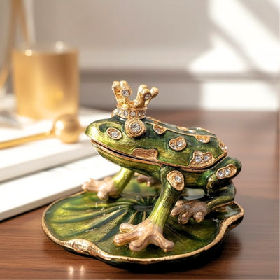 Exclusiva caja metálica en forma de rana con cristales, verde oscuro y dorado, posibilidad de personalización con grabado, ideal para regalo, dimensiones 6,5x6,7x4,5 cm