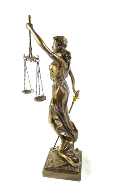 Figura de Temis de 35 cm con posibilidad de personalización con grabado - regalo elegante para abogado, juez o asesor legal, hecha de polyresina en color dorado con acabado antiguo