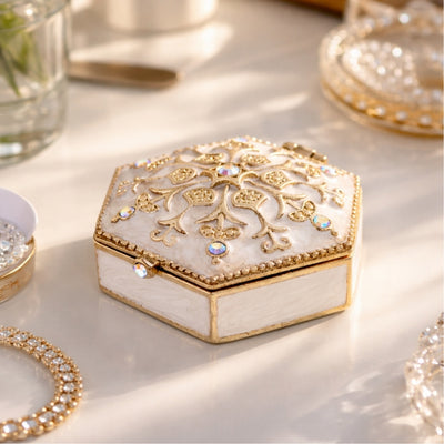 Elegante caja metálica de regalo con cristales B0035-08WH, blanco y dorado, posibilidad de personalización con grabado, ideal para joyas y pequeños objetos, 5x5x2 cm