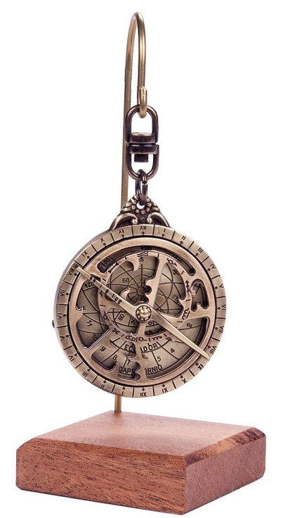 Miniatura de astrolabio H81 sobre base de madera con posibilidad de personalización mediante grabado - elegante elemento decorativo para regalo a amantes de la astronomía, altura 13 cm, diámetro 4,5 cm, ejecución excepcional con atención al detalle
