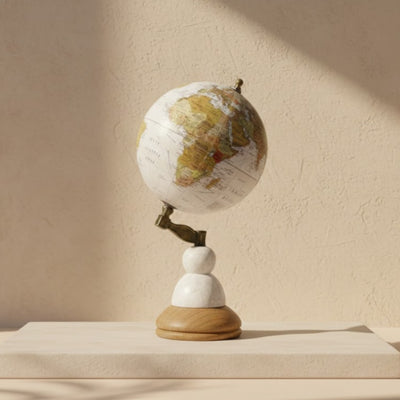 Globo Decorativo Voyager sobre Base de Mármol y Madera con Opción de Personalización con Grabado – Regalo Elegante para Amantes de los Viajes, Altura 32 cm, Diámetro 15,5 cm, Mapa Blanco con Continentes de Colores