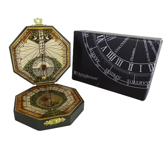 Reloj de sol octagonal y brújula H06 con posibilidad de personalización mediante grabado – regalo elegante para amantes de la navegación, hecho de madera y latón, con rica ornamentación, dimensiones 7,3 x 2 cm