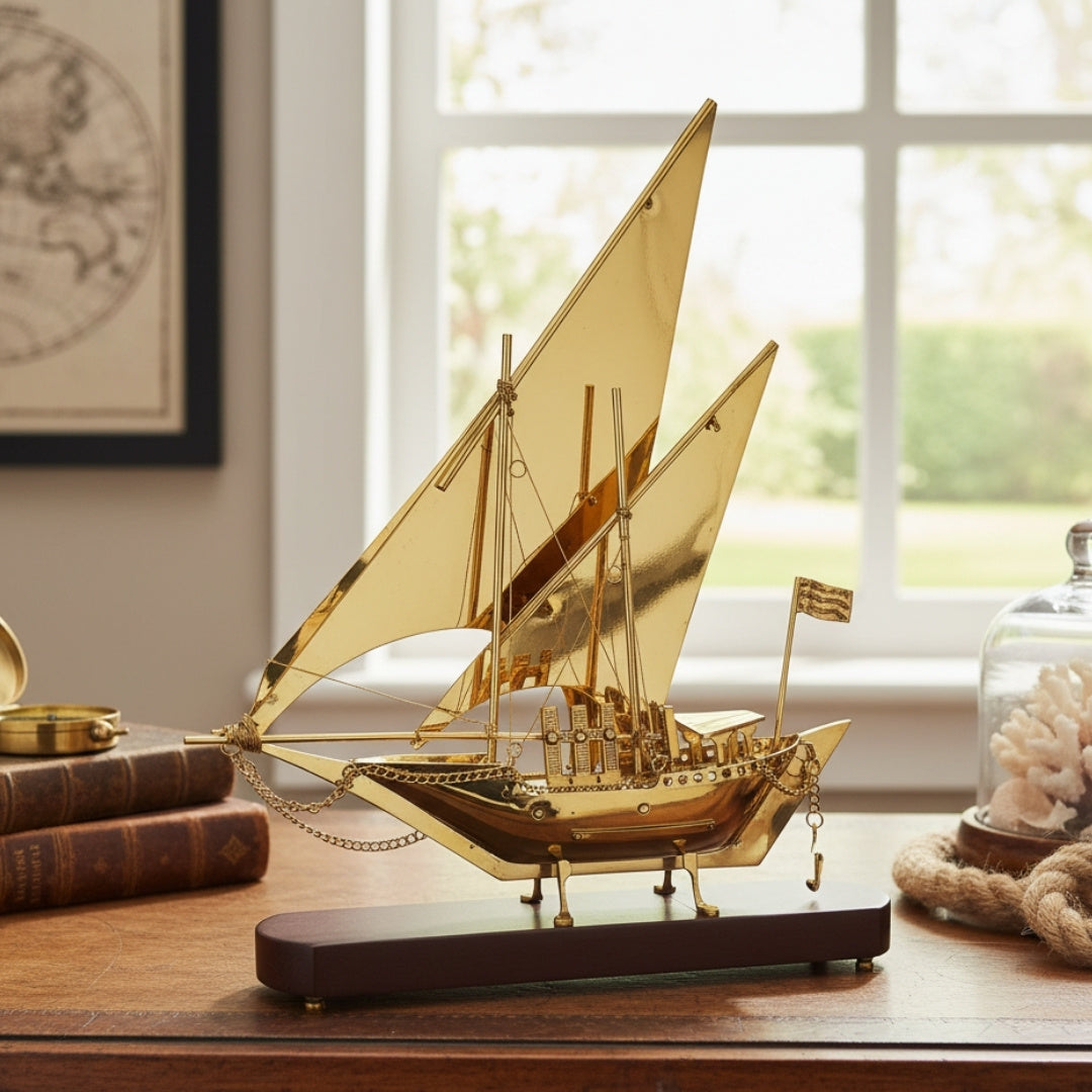 Modelo de barco de latón sobre base de madera de 43 cm con posibilidad de personalización con grabado