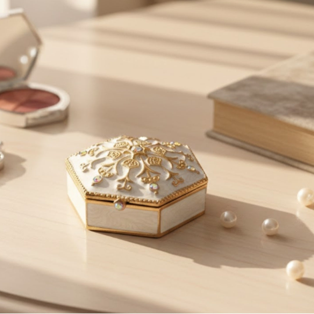Elegante caja metálica de regalo con cristales B0035-08WH, blanco y dorado, posibilidad de personalización con grabado, ideal para joyas y pequeños objetos, 5x5x2 cm