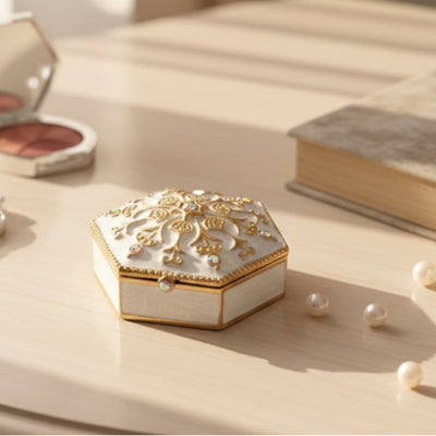 Elegante caja metálica de regalo con cristales B0035-08WH, blanco y dorado, posibilidad de personalización con grabado, ideal para joyas y pequeños objetos, 5x5x2 cm