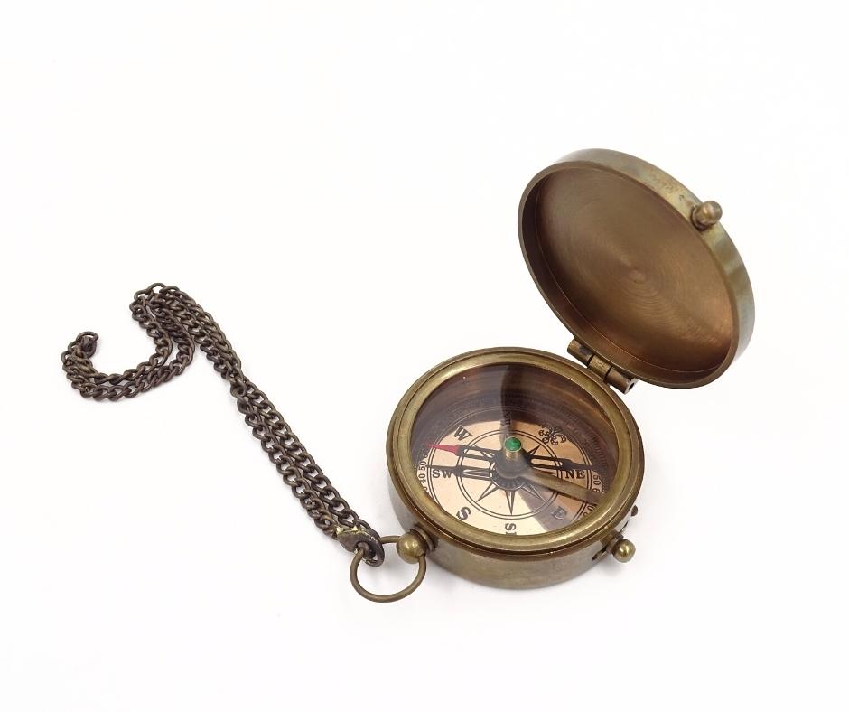 Brújula Cerrada con Cadena en Estuche de Cuero C-64