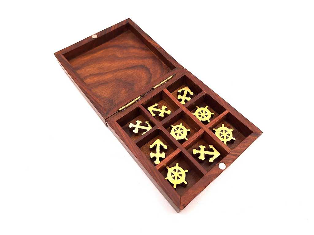Tres en raya de madera con temática náutica y grabado - Regalo personalizado para navegantes, dimensiones 10x10 cm, diseño elegante con detalles de latón