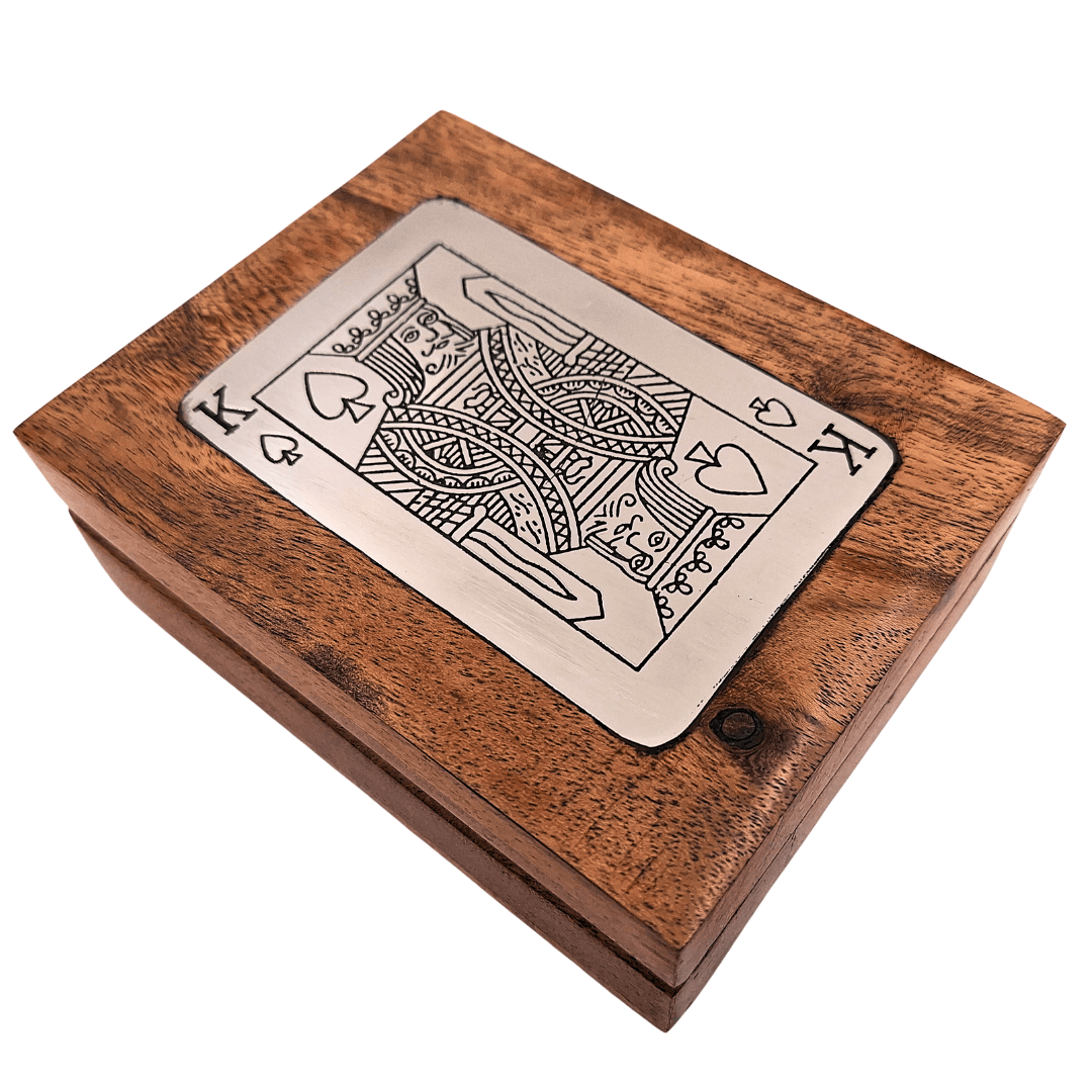 Elegante Baraja de Cartas en Caja Decorativa de Madera con Placa de Aluminio del Rey - Grabado Personalizado - Regalo Ideal para Amantes de los Juegos de Cartas - Medidas de la Caja 11,5 x 8 x 4 cm