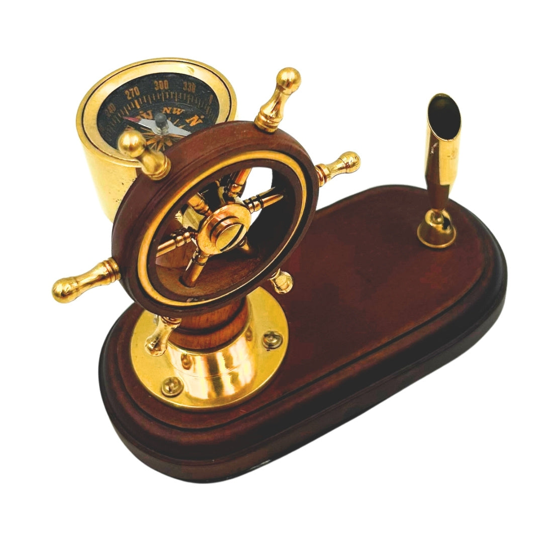 Elegante conjunto de escritorio con timón y brújula con soporte para bolígrafo – Madera y latón – Grabado personalizado – Regalo ideal para navegante – Altura 14,5 cm  