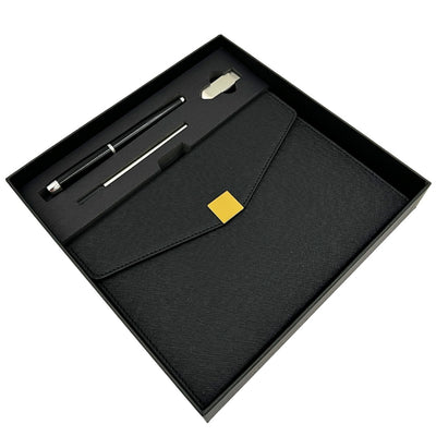 Elegante set de regalo premium con personalización – Cuaderno de cuero A5, bolígrafo y pendrive de 16GB en caja negro y dorado