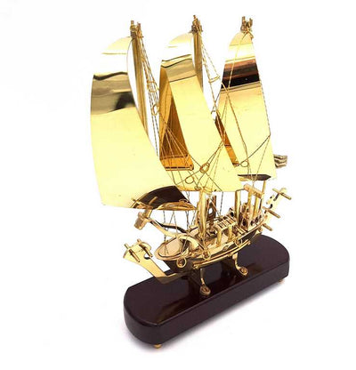 Elegante barco de latón sobre base de madera 30 cm con posibilidad de personalización con grabado