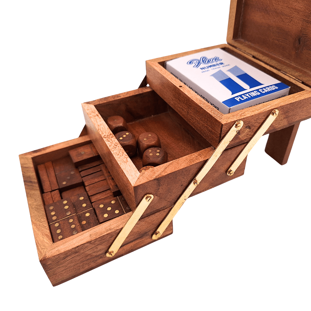 Elegante Set de Juegos 3 en 1 con Grabado Personalizado - Cartas, Dados, Dominó en Caja de Madera con Adornos de Latón - Regalo Ideal para Amantes de los Juegos - Medidas 12 x 9,5 x 10,5 cm