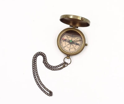 Brújula Cerrada con Cadena en Estuche de Cuero C-64